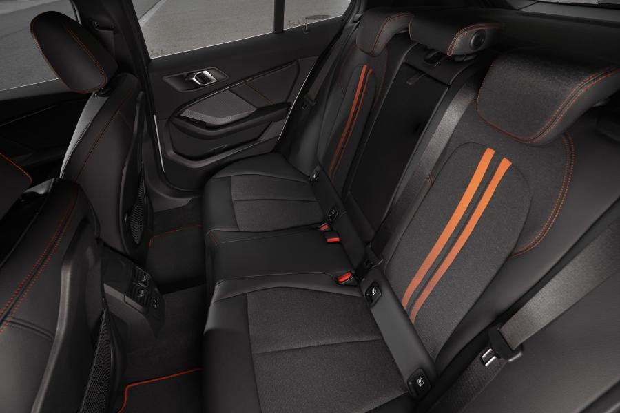 Интерьер BMW 118i Sportline (F40) 2019 года  (WW) (фото 29 из 81)